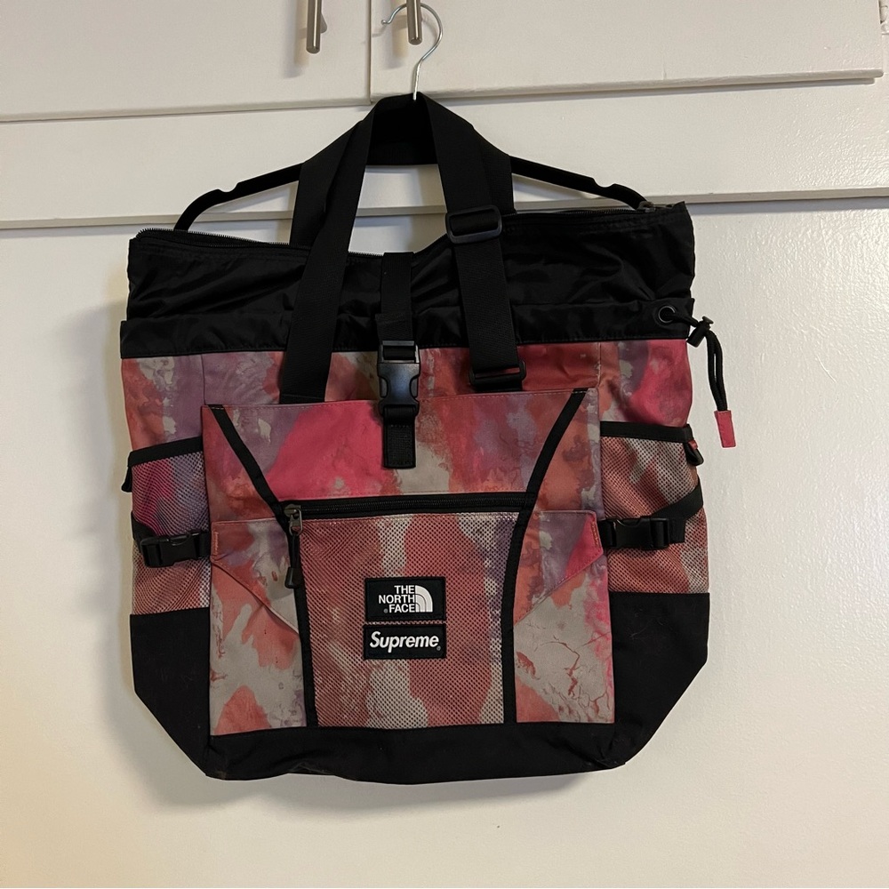 SUPREME x The North Face adventure tote bag. Pink dyed look. Embroidered logo.